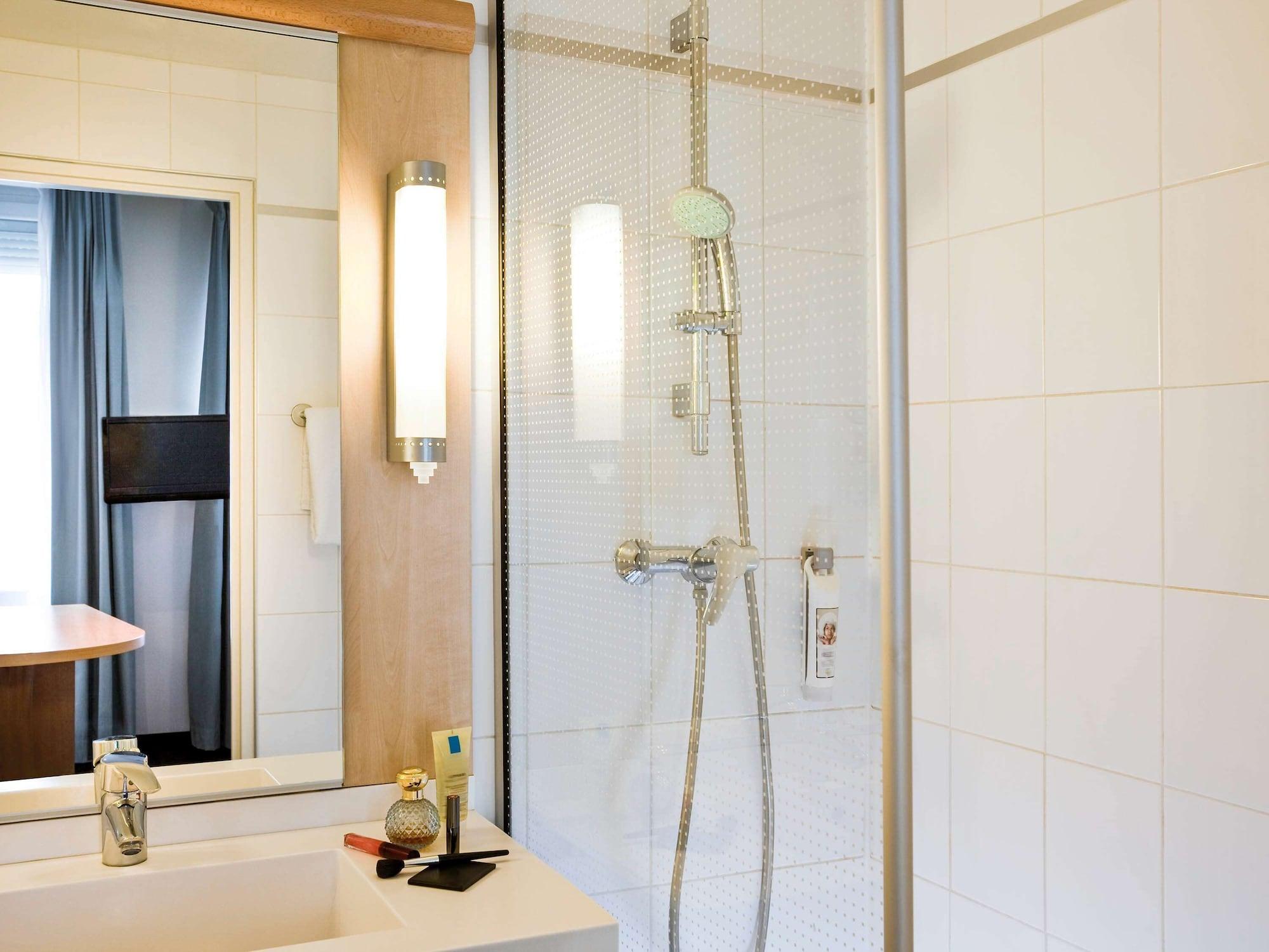 Ibis Le Val Druel 3*